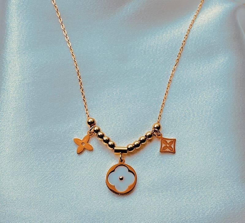 Ivory Clover Pendant Necklace